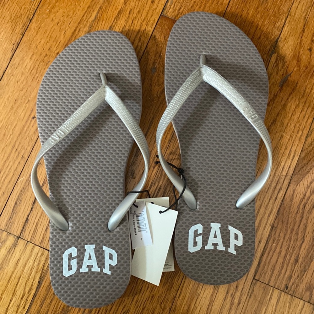 NWT GAP Flip Flops, never worn, size 7